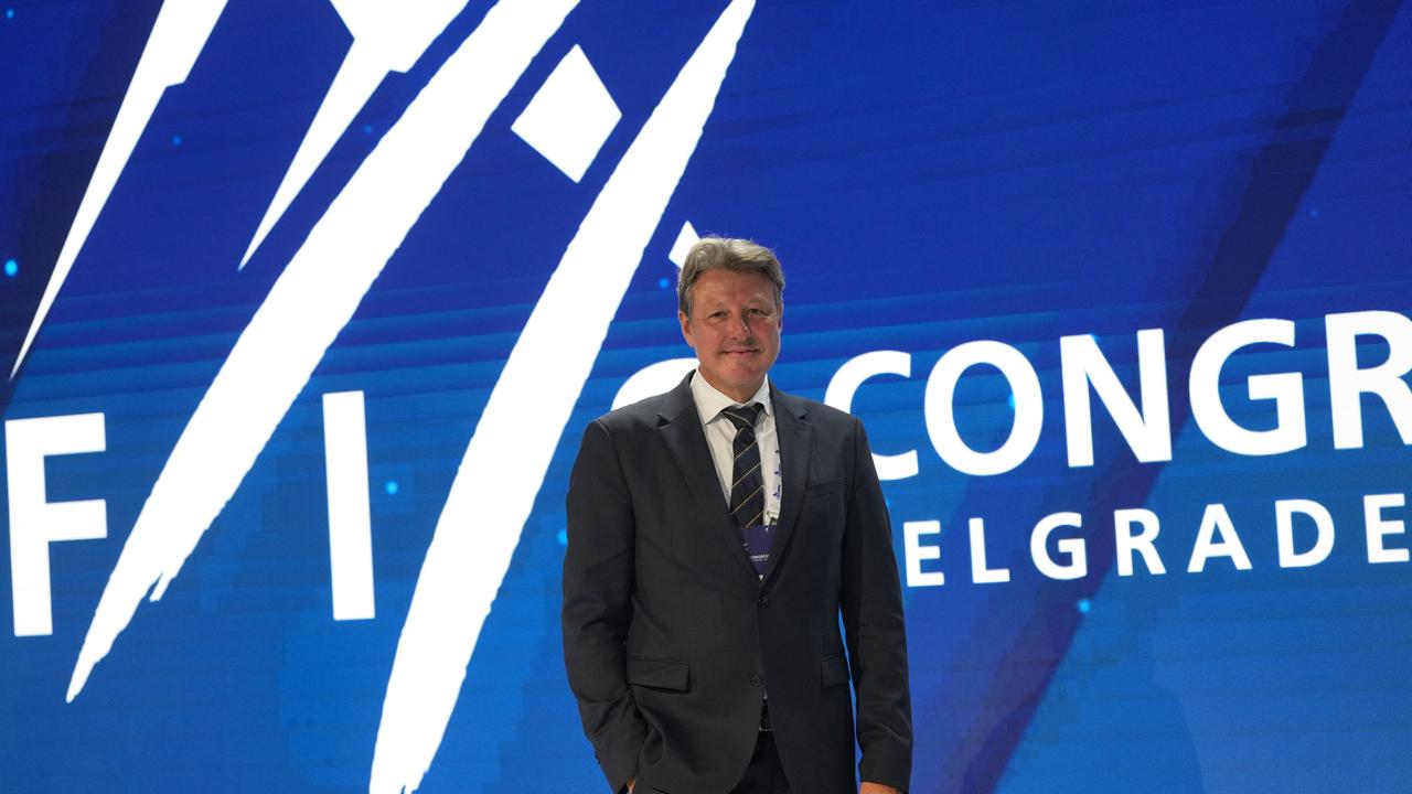 Der neu gewählte Präsident des Internationalen Ski- und Snowboard-Verbands (FIS), Alexander Ospelt, lächelt während des 57. Internationalen FIS-Kongresses 2026 in Belgrad, Serbien.
