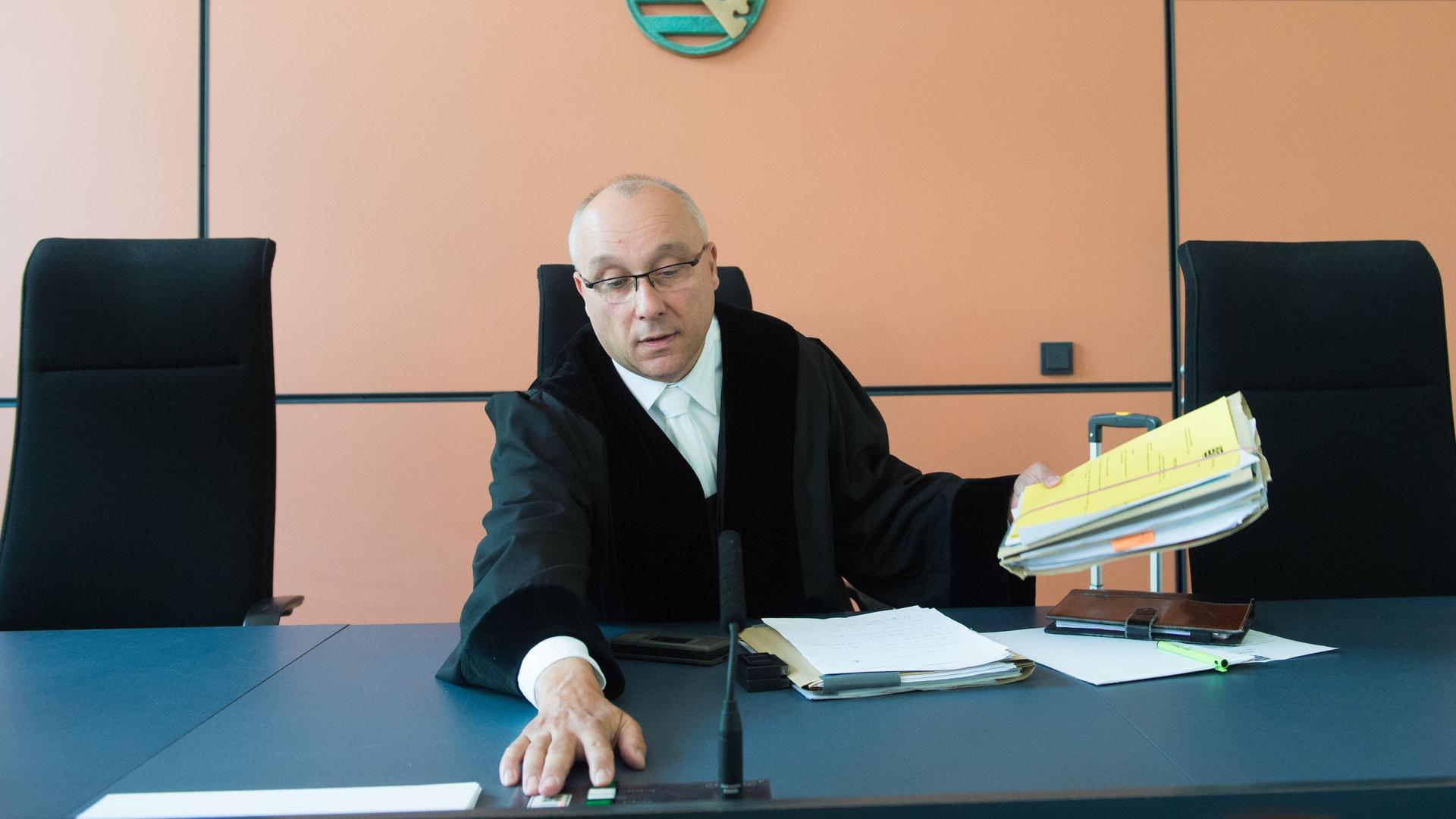 Jens Maier sitzt am 10.06.2016 in Richterrobe im Verhandlungssaal des Landgericht sin Dresden.
