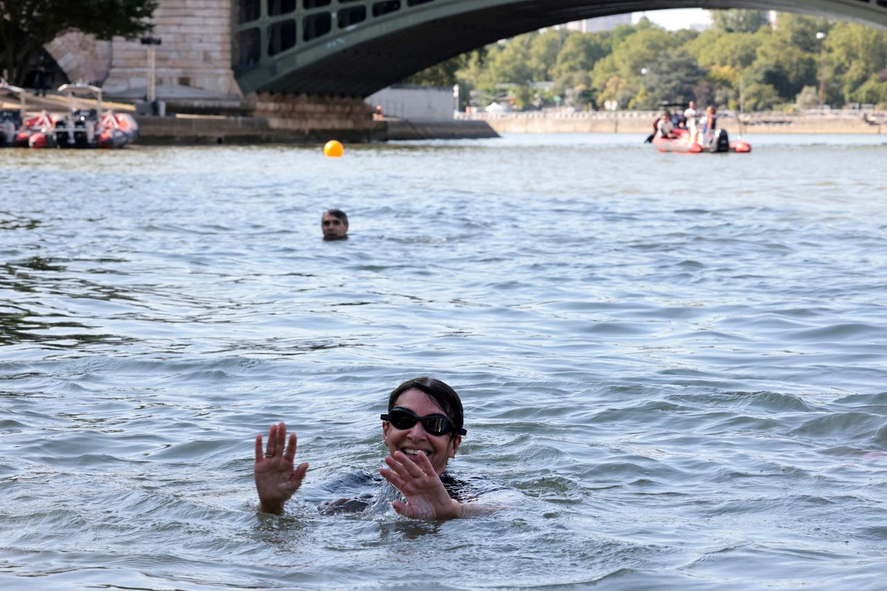 Die Pariser Bürgermeisterin Hidalgo schwimmt in der Seine.
