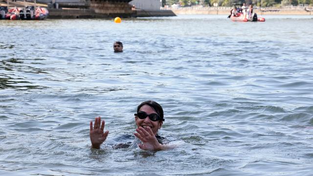 Die Pariser Bürger-Meisterin Hidalgo schwimmt in der Seine.