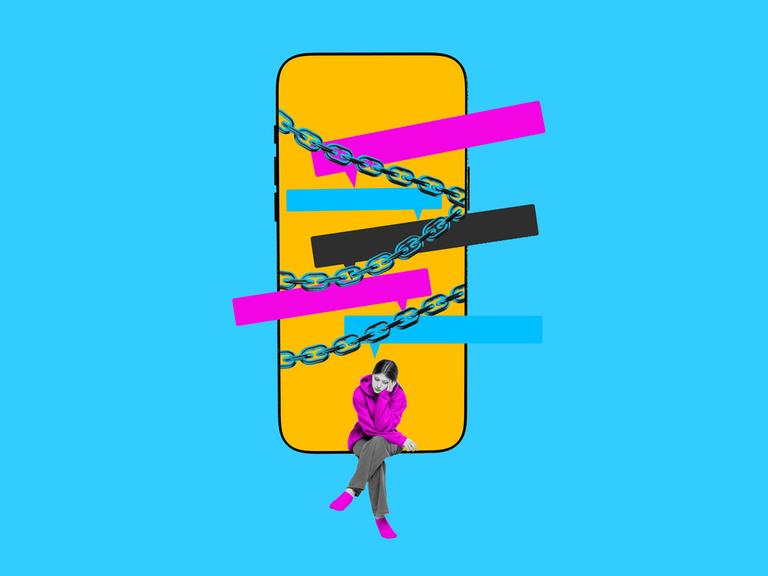 Illustration eines Smartphones, umschlungen von Metallketten. Auf dem Screen schweben Sprechblasen. Am Rande des Smartphones sitzt ein enttäuschtes Mädchen.
