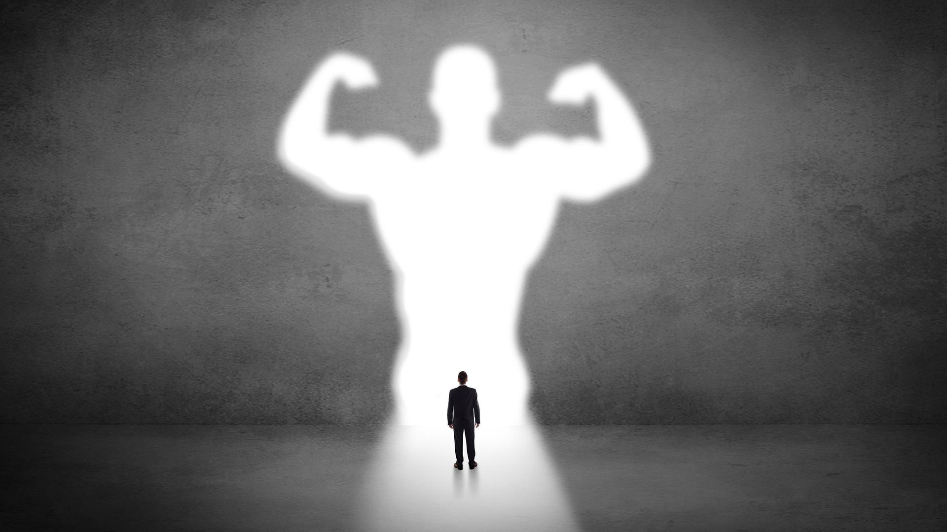 Geschäftsmann steht vor dem Image eines Supermanns (Symbolbild)