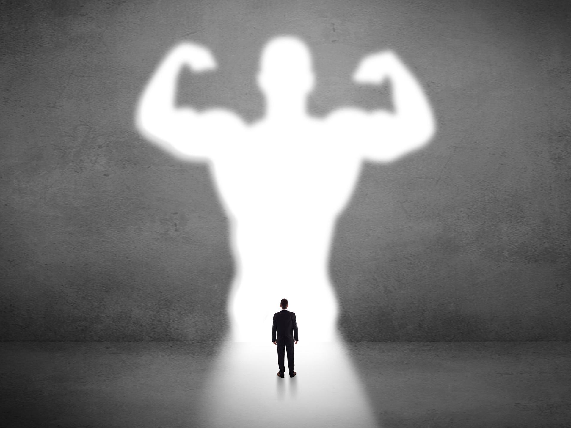 Geschäftsmann steht vor dem Image eines Supermanns (Symbolbild)