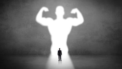 Geschäftsmann steht vor dem Image eines Supermanns (Symbolbild)