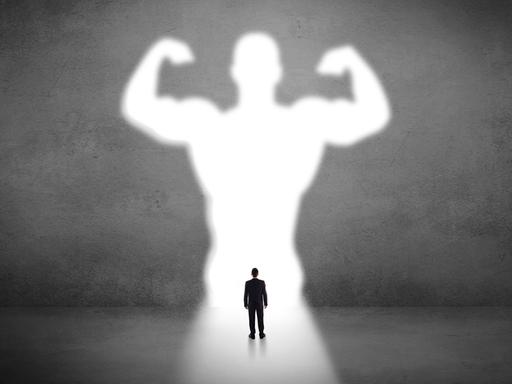 Geschäftsmann steht vor dem Image eines Supermanns (Symbolbild)