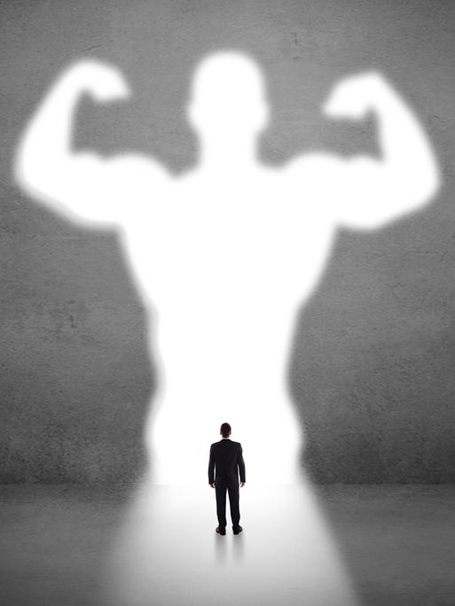 Geschäftsmann steht vor dem Image eines Supermanns (Symbolbild)