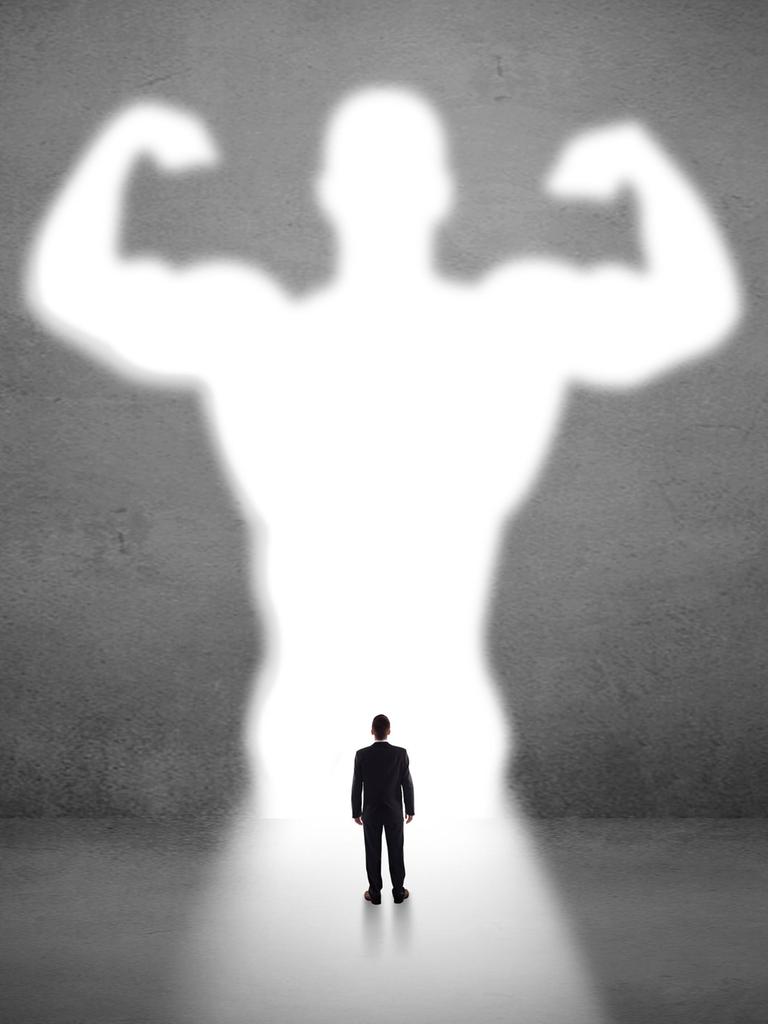 Geschäftsmann steht vor dem Image eines Supermanns (Symbolbild)