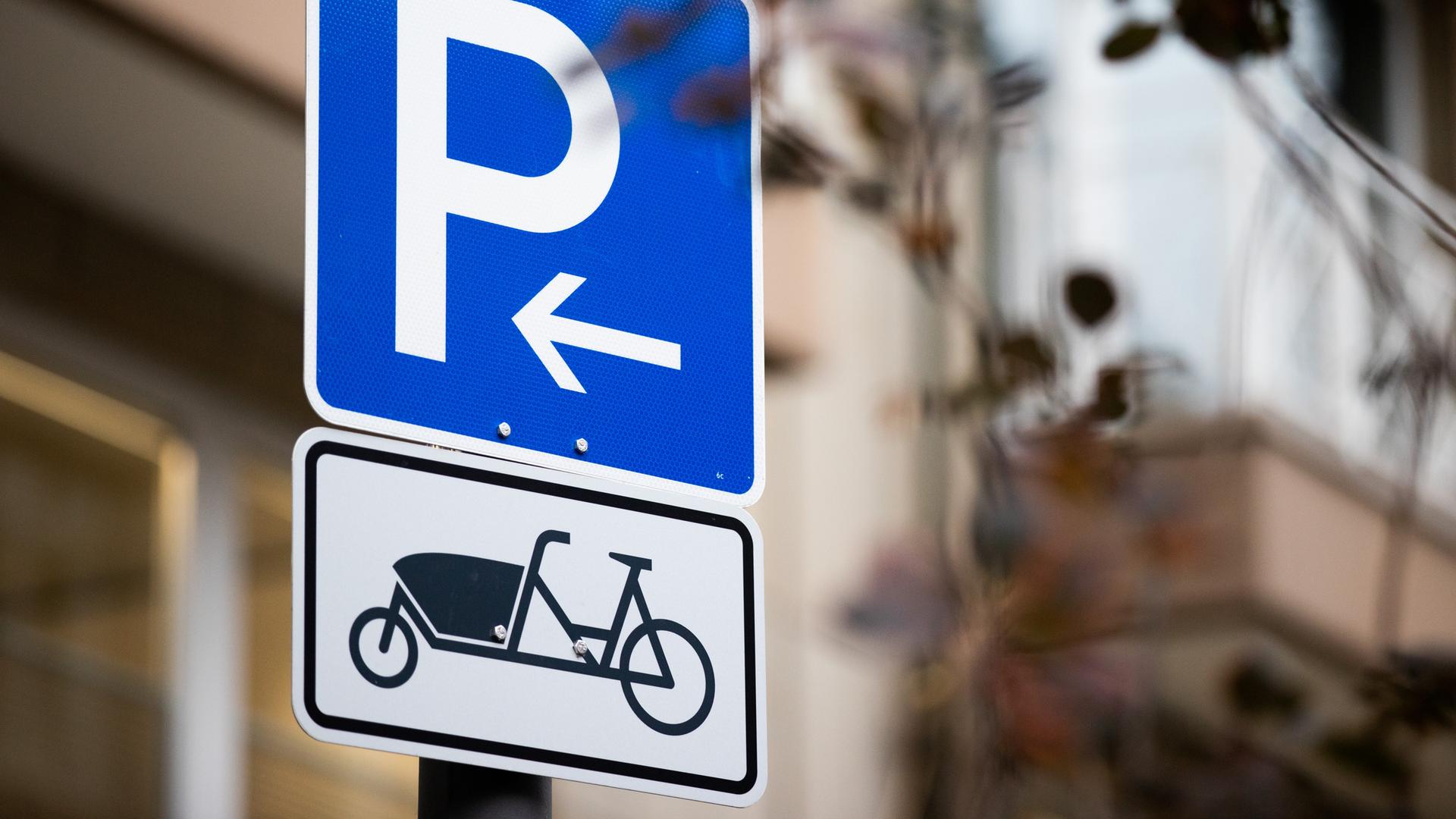 Ein Hinweisschild weist Parkplätze für Lastenfahrräder aus.