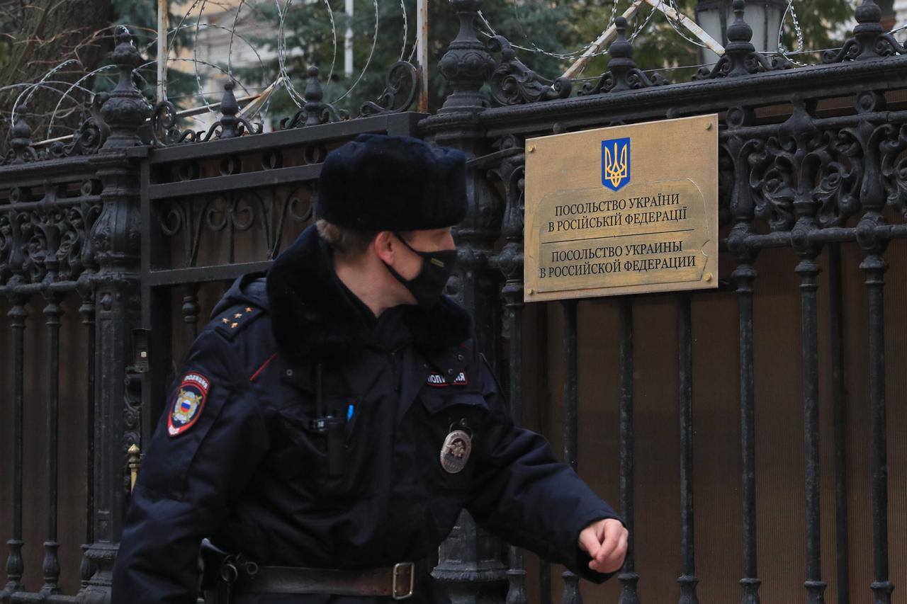 Ein Polizist läuft am 24. Februar 2022 an der ukrainischen Botschaft in Moskau vorbei. 