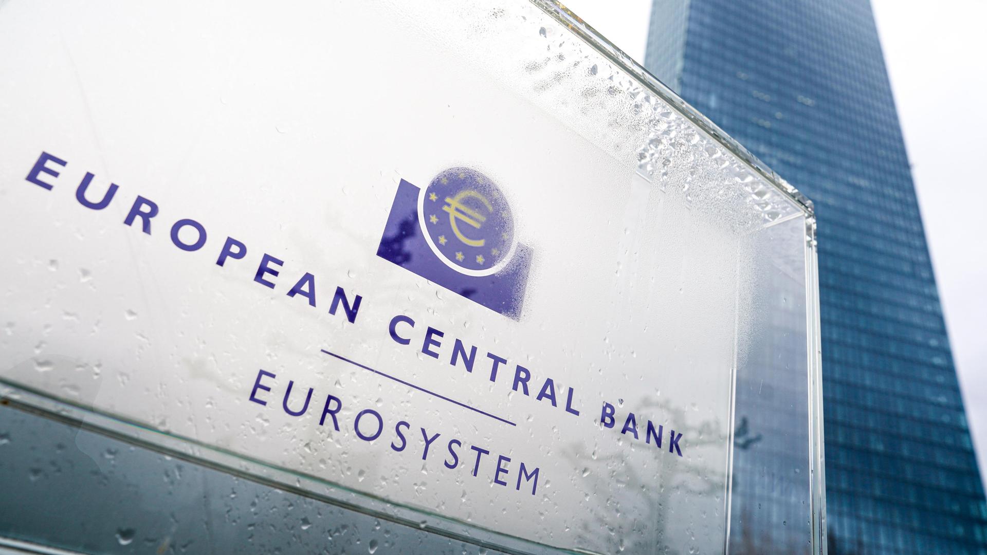 Ein Schil am Gebäude der Europäische Zentralbank in Frankfurt/Main.