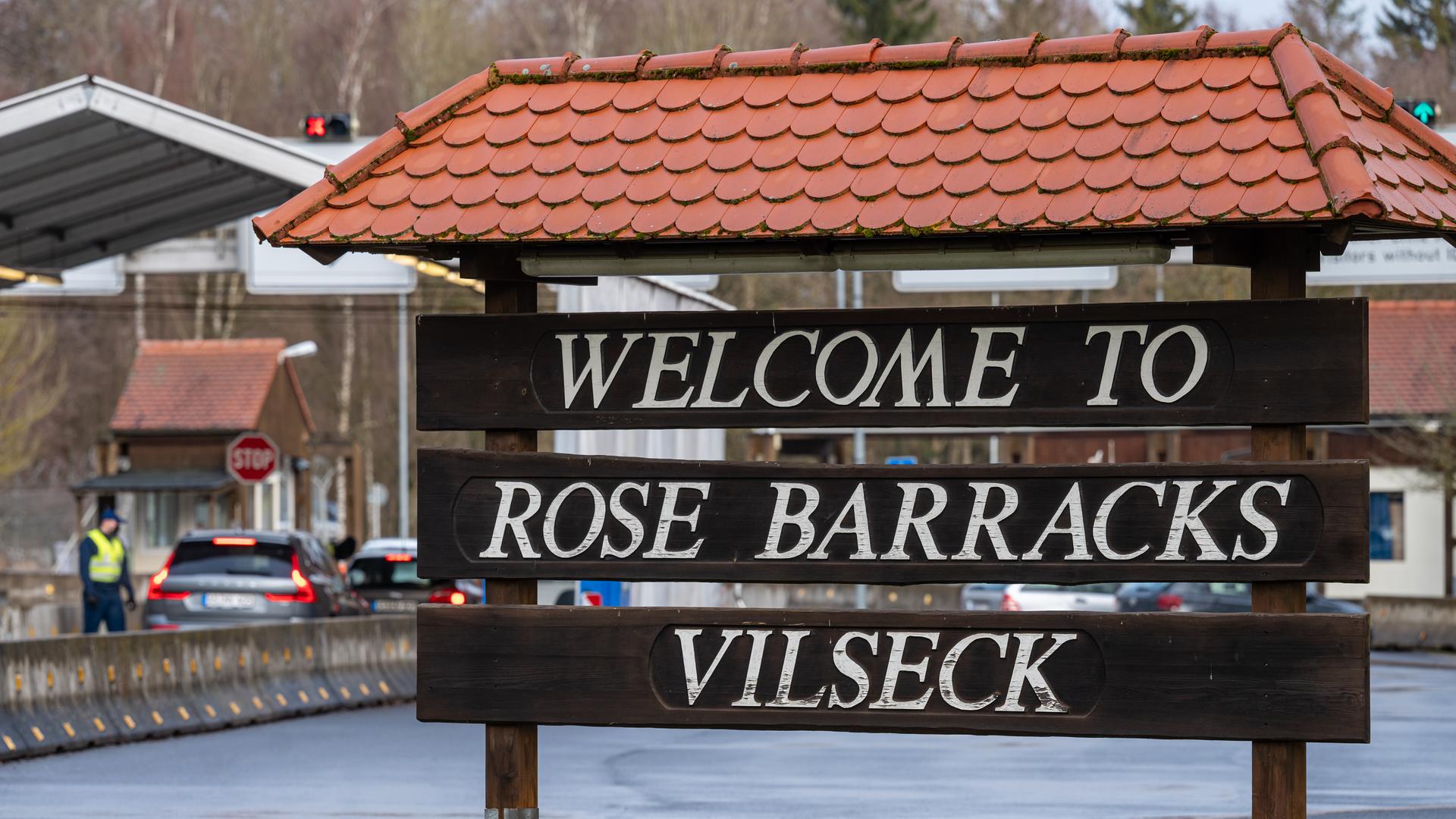 "Welcome to Rose Barracks Vilseck" steht am Eingang zum Truppenübungsplatz Grafenwöhr in Vilseck. 