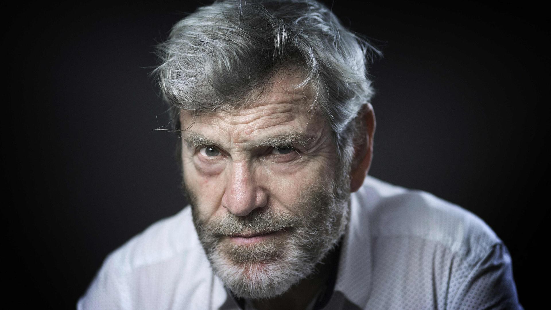 Der Schauspieler und Musiker Tcheky Karyo schaut in die Kamera.