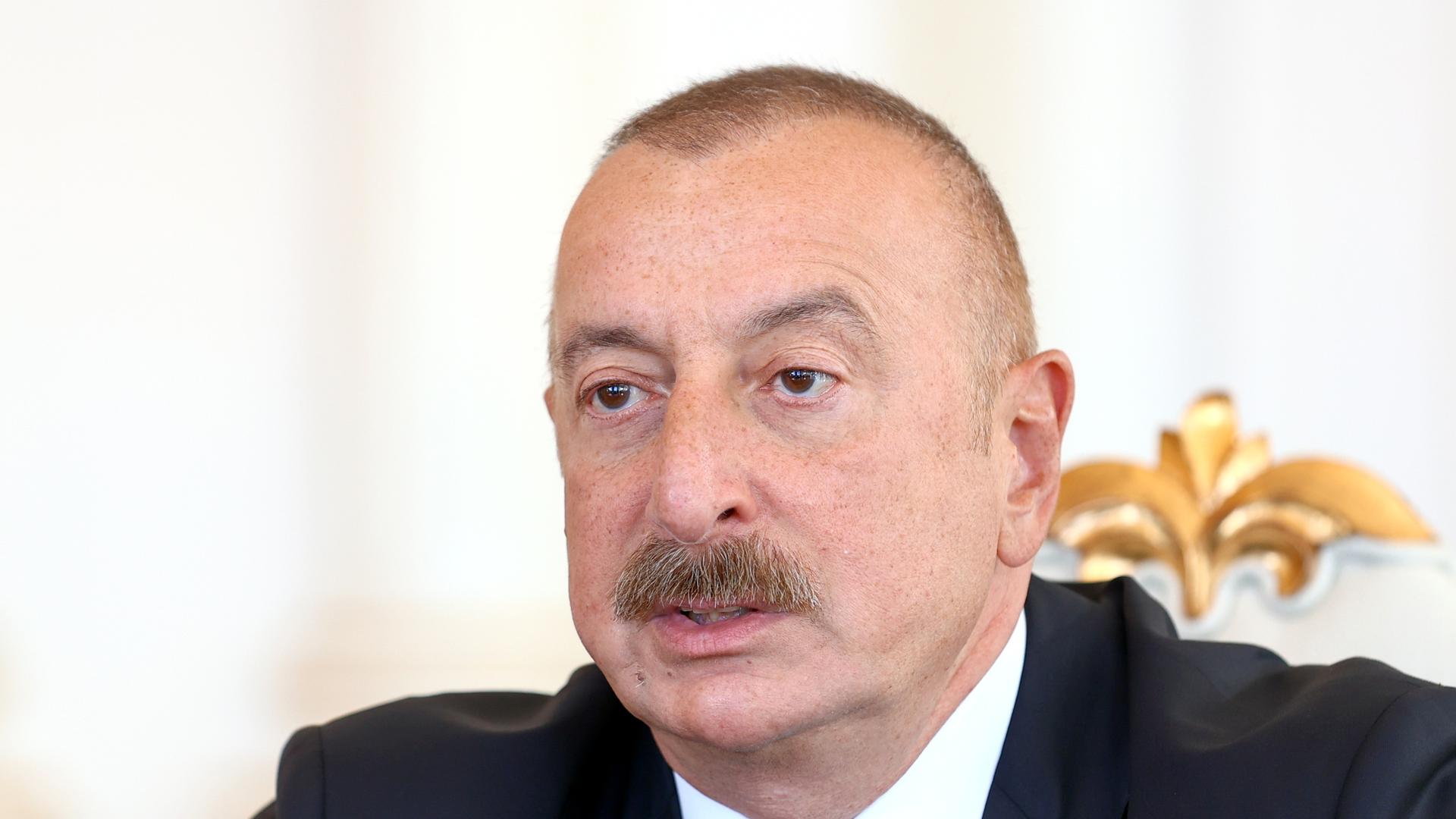 Staatschef Ilham Aliyev im Porträt