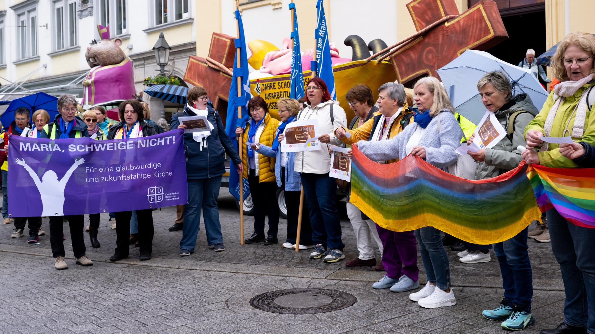 Das Bild zeigt zahlreiche Frauen, die in der Innenstadt von Würzburg eine Menschenkette bilden. Das Bild zeigt zahlreiche Frauen, die in der Innenstadt von Würzburg eine Menschenkette bilden.