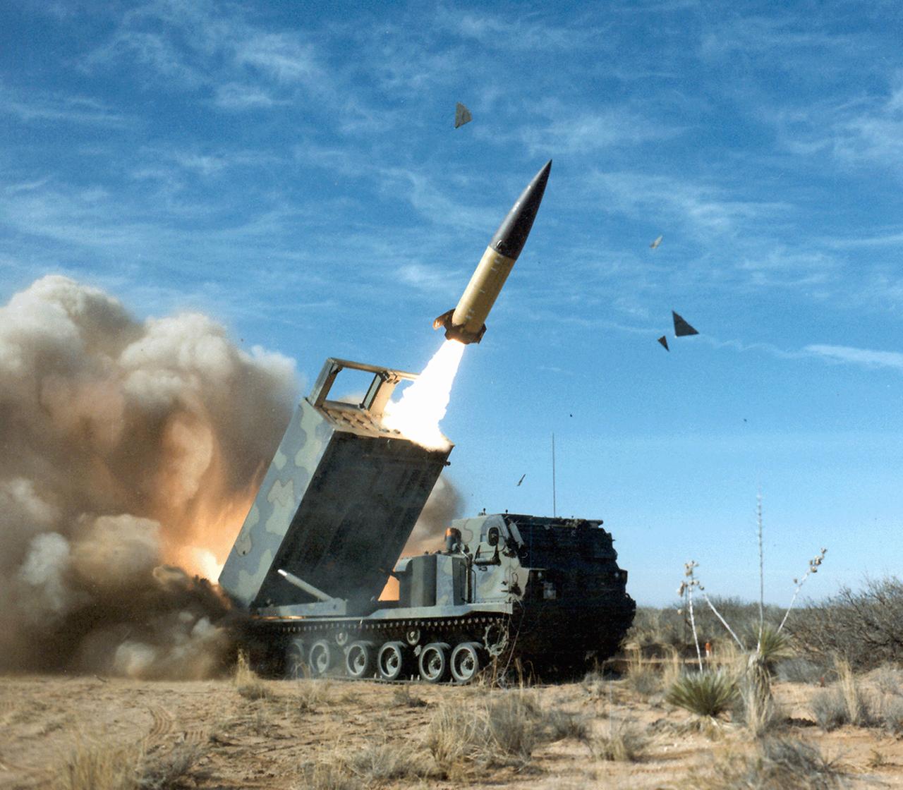 Eine Rakete verlässt mit einem Feuerschweif ein auf ein Militärfahrzeug montiertes Abschuss-System.