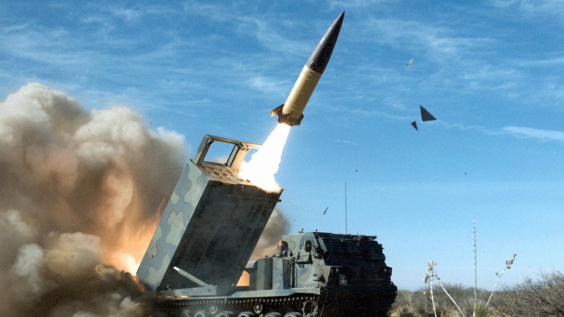 Eine Rakete verlässt mit einem Feuerschweif ein auf ein Militärfahrzeug montiertes Abschuss-System.