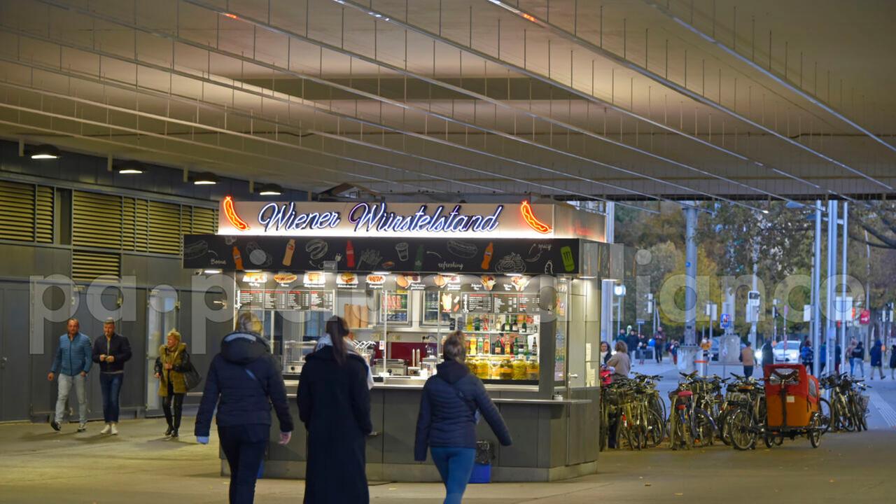 Ein Würstelstand am Praterstern
      