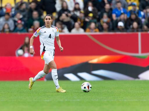 Bibiane Schulze Solano ist am Ball mit einer Einzelaktion beim EM-Qualifikationsspiel gegen Island in Aachen. Die deutsche Mannschaft hat das Spiel mit 3:1 gewonnen. 