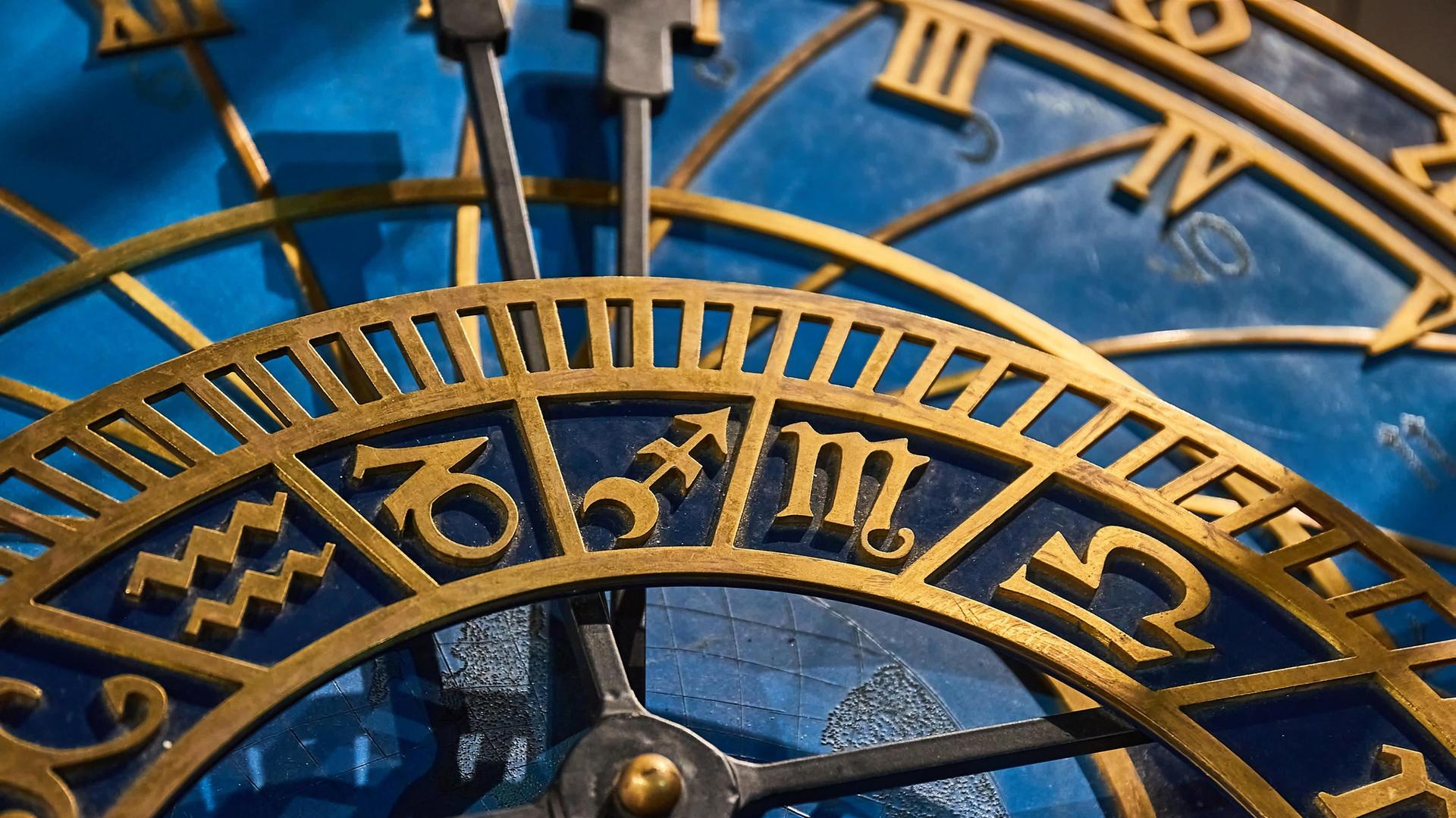 Alte astrologische Uhr mit den Symbolen für Sternzeichen