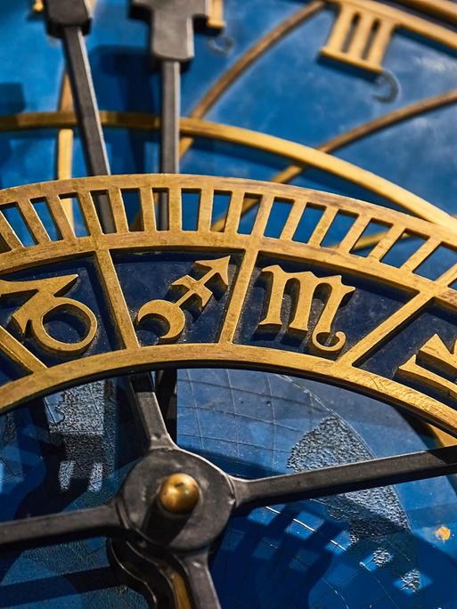 Alte astrologische Uhr mit den Symbolen für Sternzeichen