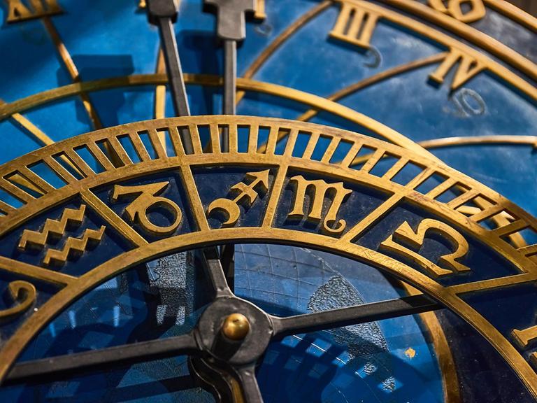 Alte astrologische Uhr mit den Symbolen für Sternzeichen