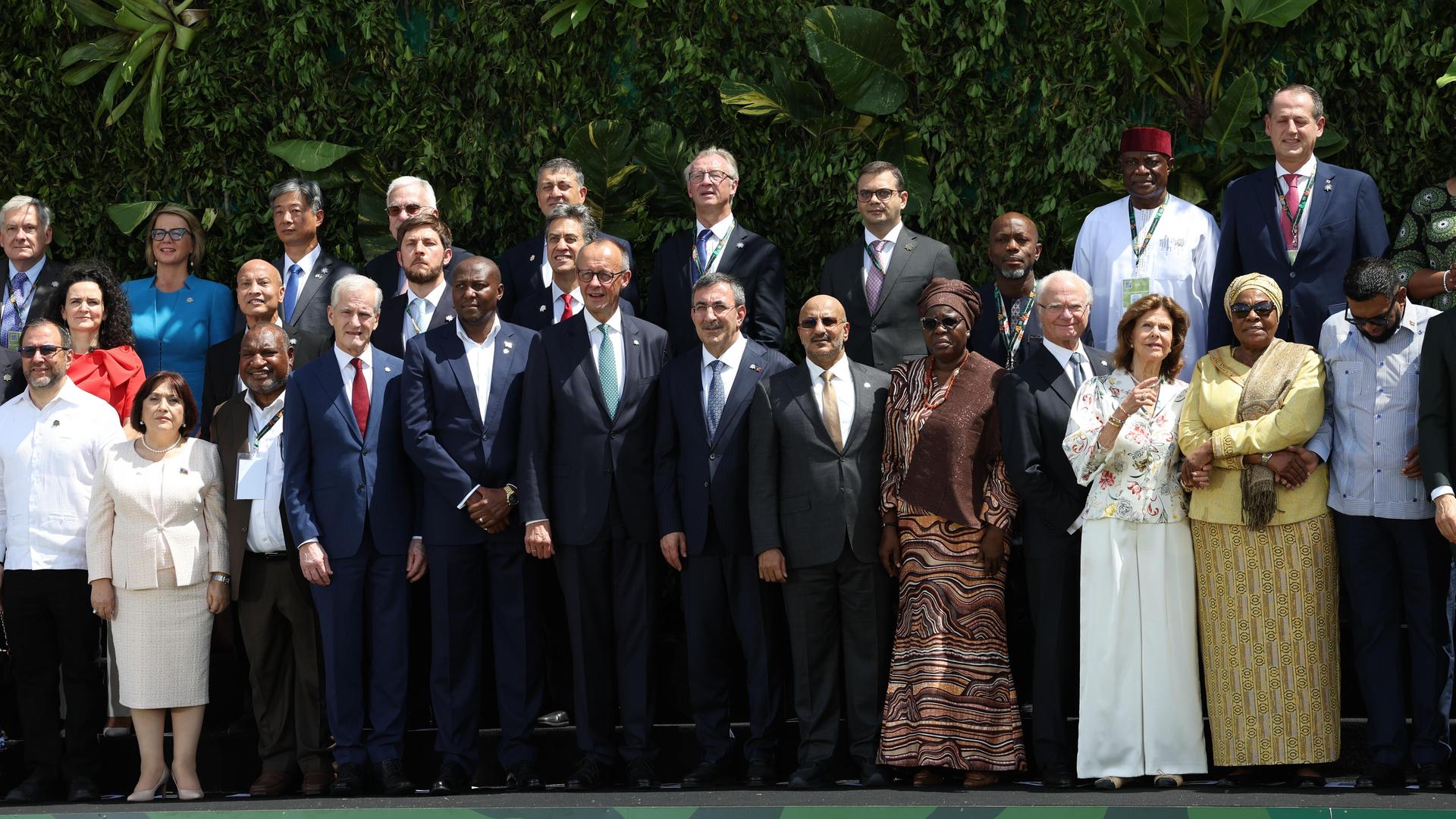 Politiker verschiedener Länder stehen nebeneinander und schauen in die Kamera. Politiker verschiedener Länder stehen nebeneinander und schauen in die Kamera.