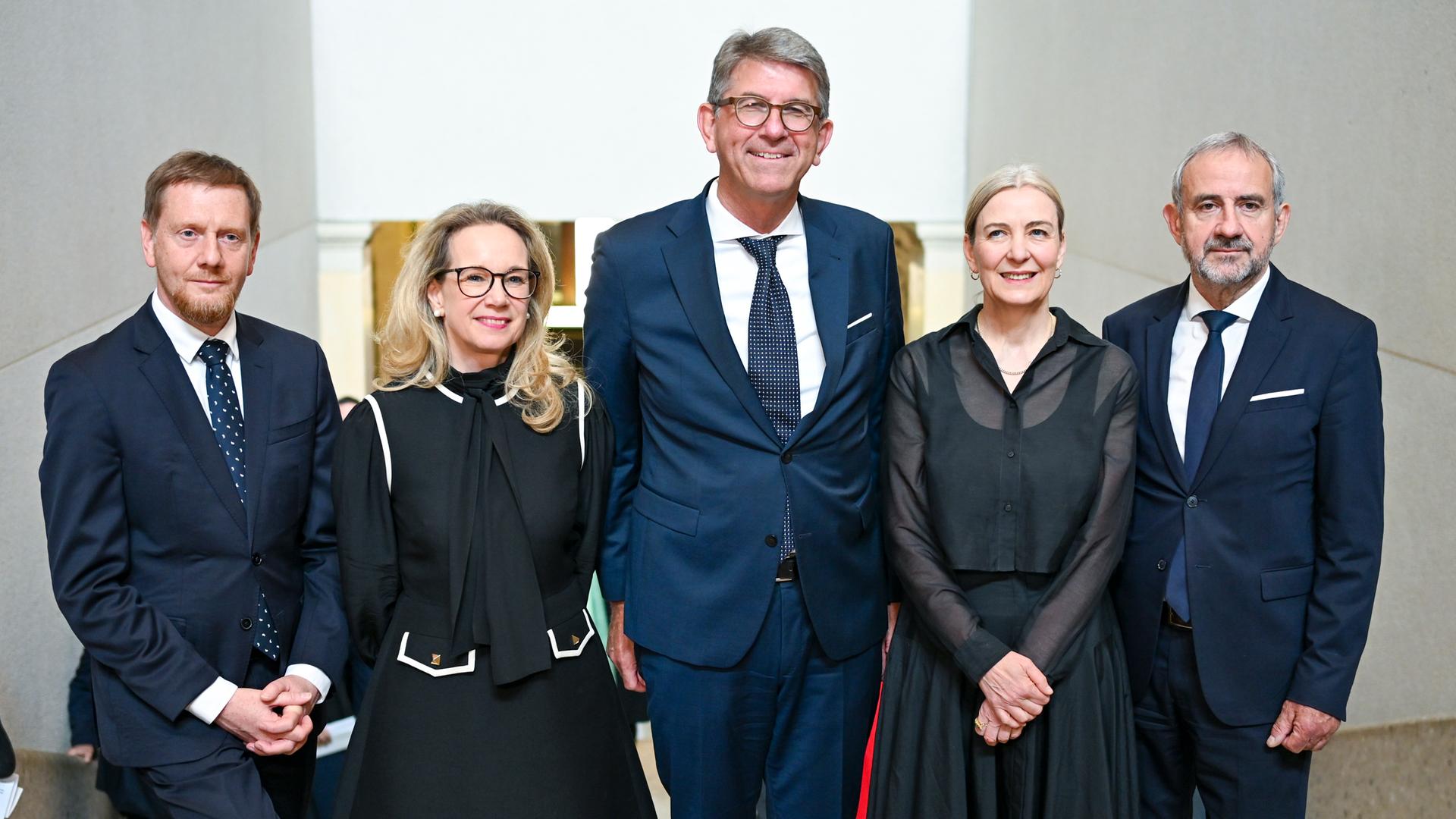 Michael Kretschmer (l-r, CDU), Ministerpräsident von Sachsen, Sarah Wedl-Wilson (parteilos), Kultursenatorin in Berlin, Wolfram Weimer (parteilos) Kulturstaatsminister, Marion Ackermann und Hermann Parzinger stehen nebeneinander. Michael Kretschmer (l-r, CDU), Ministerpräsident von Sachsen, Sarah Wedl-Wilson (parteilos), Kultursenatorin in Berlin, Wolfram Weimer (parteilos) Kulturstaatsminister, Marion Ackermann und Hermann Parzinger stehen nebeneinander.