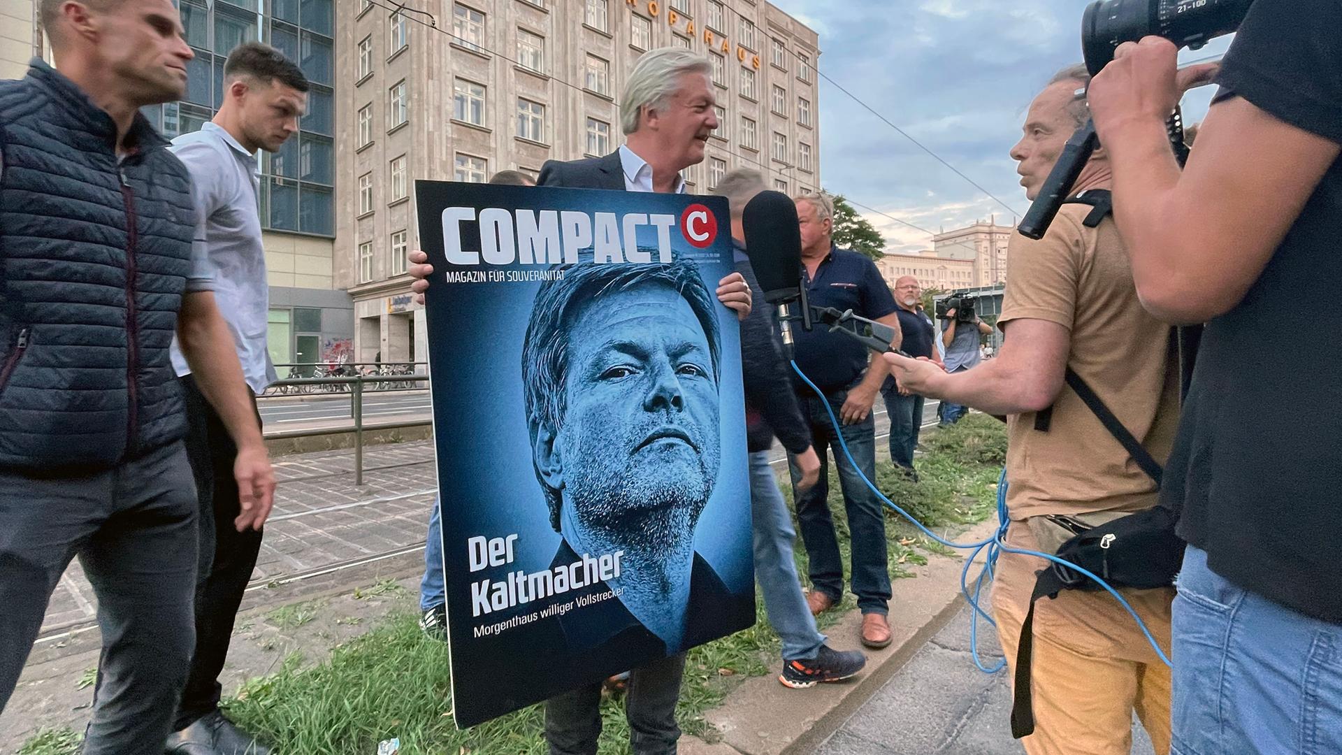 Jürgen Elsässer präsentiert am 5. September 2022 das damals aktuelle Cover seines Magazins Compact in Leipzig.