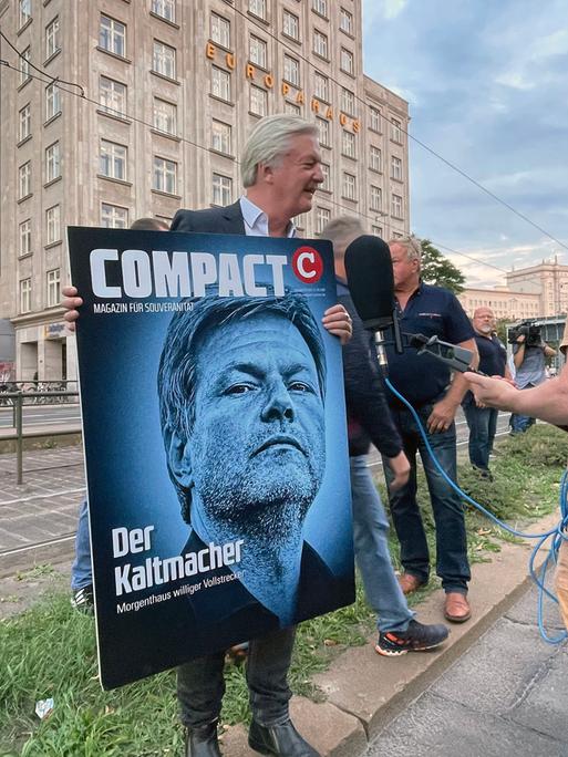 Jürgen Elsässer präsentiert am 5. September 2022 das damals aktuelle Cover seines Magazins Compact in Leipzig.