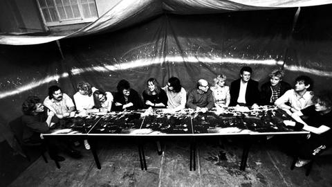 Kunstinstallation "Leipziger Revolutionstisch, 1990".  An einer Tafel aus zusammengeschobenen Tischen sitzen jene, die sich im Herbst '89 in der Kneipe "Mary" nach den Montagsdemos versammelten und diskutierten. Das Bild erinnert an das letzte Abendmahl. 