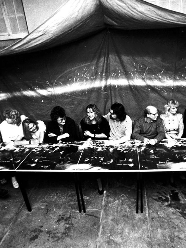 Kunstinstallation "Leipziger Revolutionstisch, 1990".  An einer Tafel aus zusammengeschobenen Tischen sitzen jene, die sich im Herbst '89 in der Kneipe "Mary" nach den Montagsdemos versammelten und diskutierten. Das Bild erinnert an das letzte Abendmahl. 