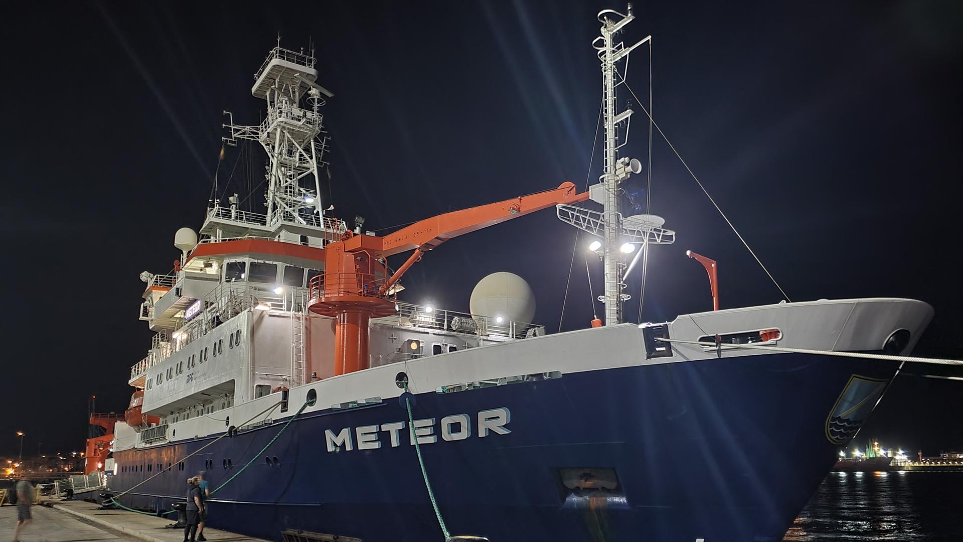 Das Bild zeigt das deutsche Forschungsschiff METEOR, es liegt an einem Hafen an. Das Bild zeigt das deutsche Forschungsschiff METEOR, es liegt an einem Hafen an.
