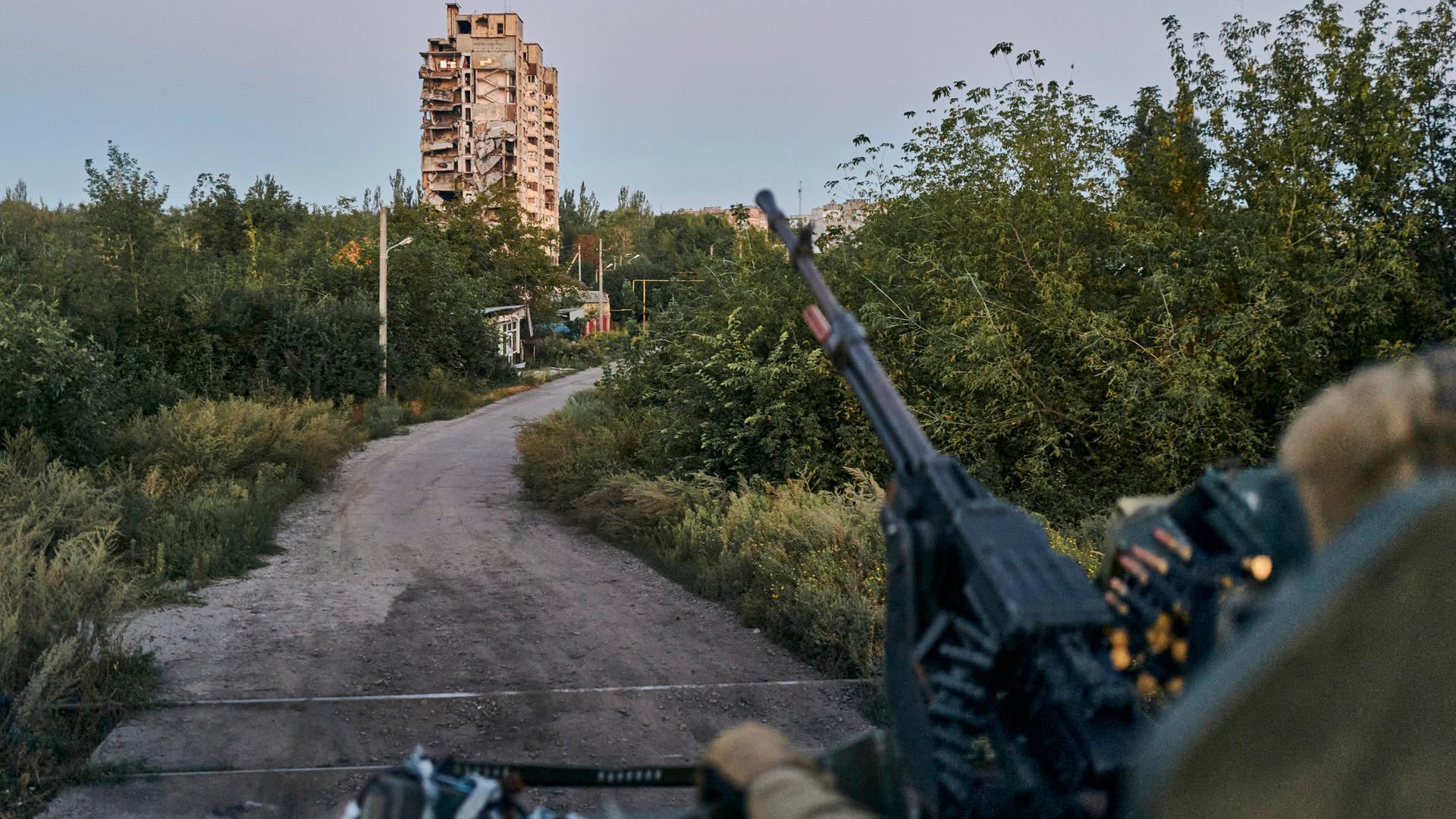 Ein ukrainischer Panzer steht vor der Stadt Awdijwka in Stellung.