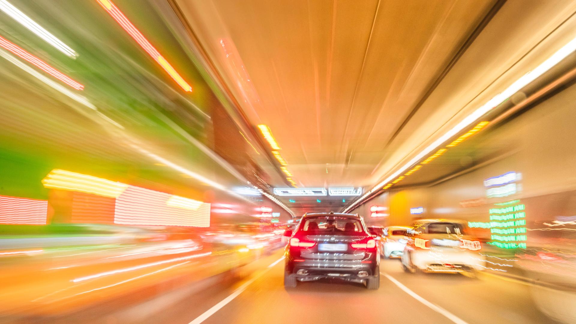 Autos fahren durch einen Tunnel, Symbolfoto.