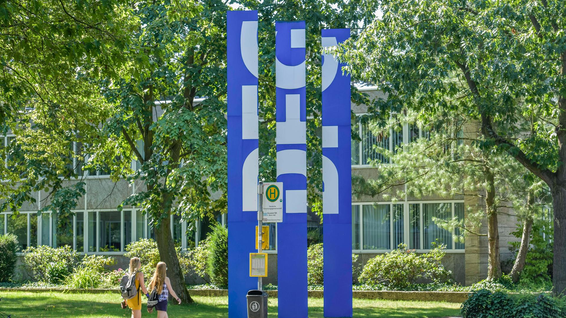 Ein Schild mit der Aufschrift DFG an der Zentrale der Deutschen Forschungsgemeinschaft in Bonn
