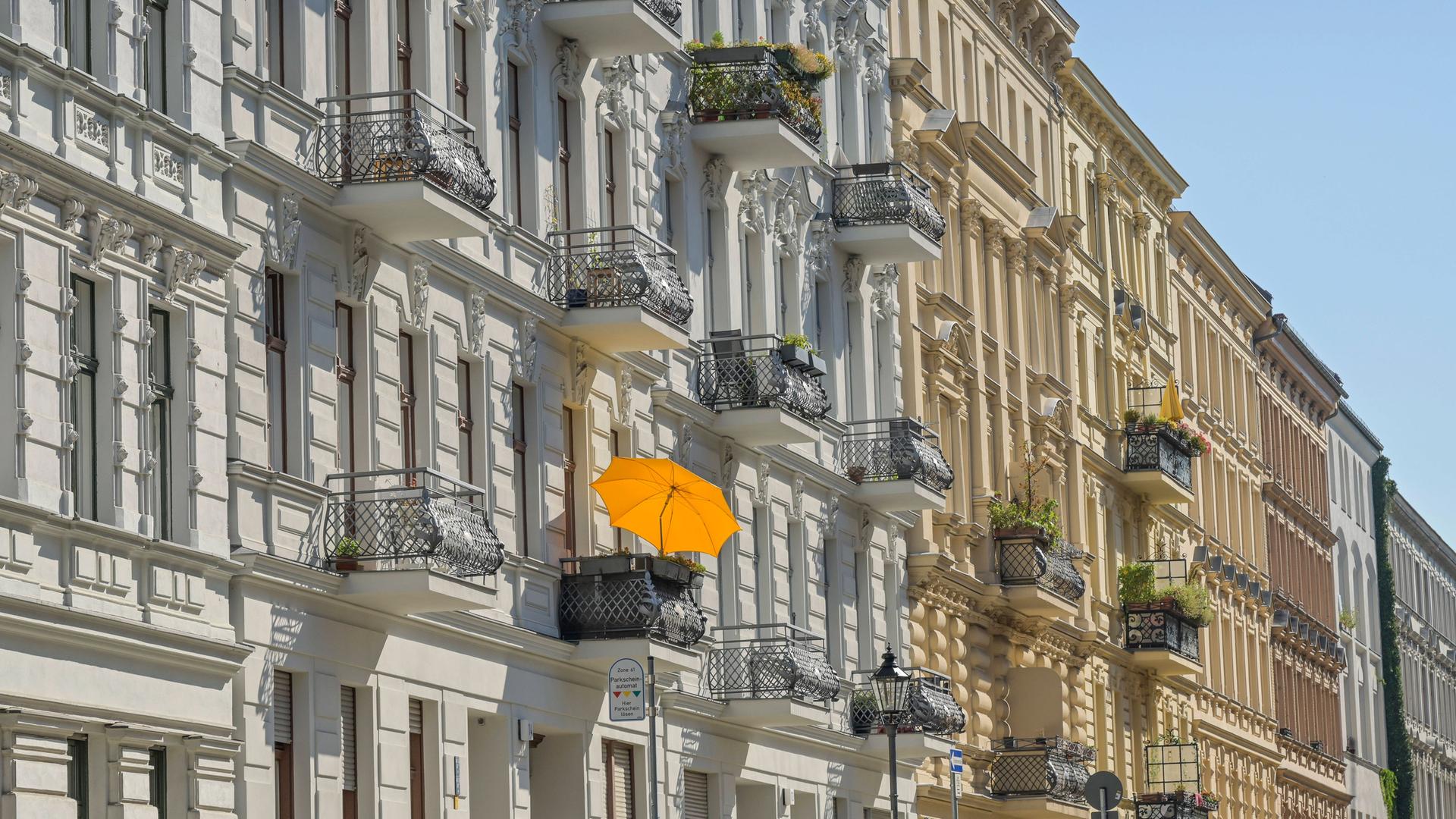 Eine Reihe von Altbau-Gebäuden in Berlin. 