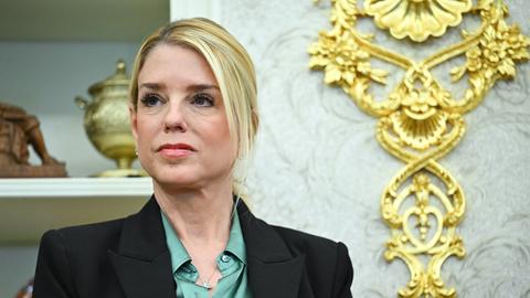 US-Justizministerin Pam Bondi schaut zur Seite. 