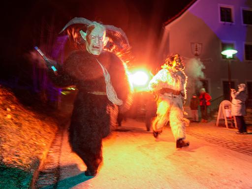 Furchterregende Gesellen treiben ihr Unwesen während der Â«RauhnächteÂ». Mit kunstvoll handgeschnitzten Masken und wilden Pelzgewändern ziehen in den Â«RauhnächtenÂ», in der Zeit zwischen Weihnachten und Dreikönig, in vielen Gemeinden im Bayerischen Wald Hexen, Teufel und Dämonen lautstark durch die StraÃen, um die bösen Geister zu vertreiben.