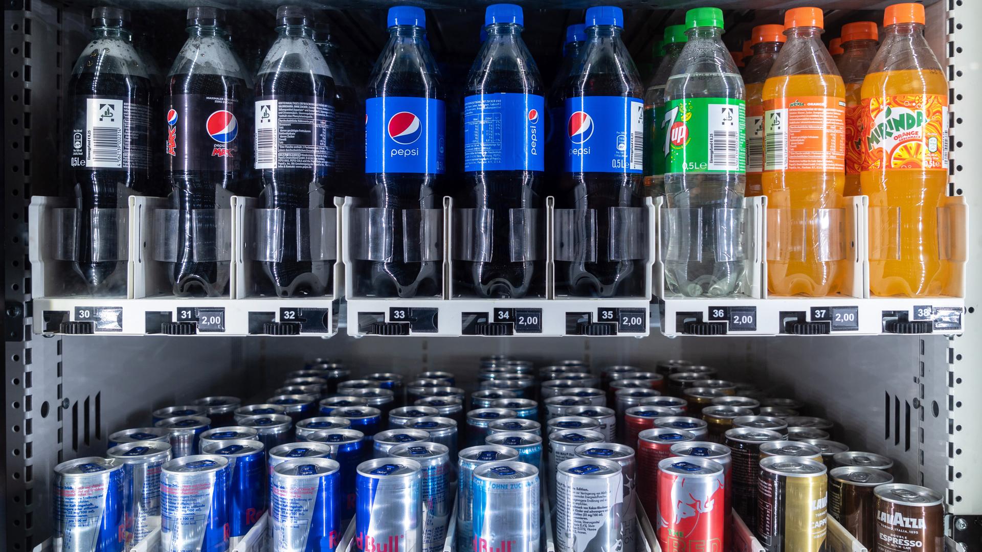 Getränkeautomat mit Softdrinks von PepsiCo, Red Bull und Lavazza.
