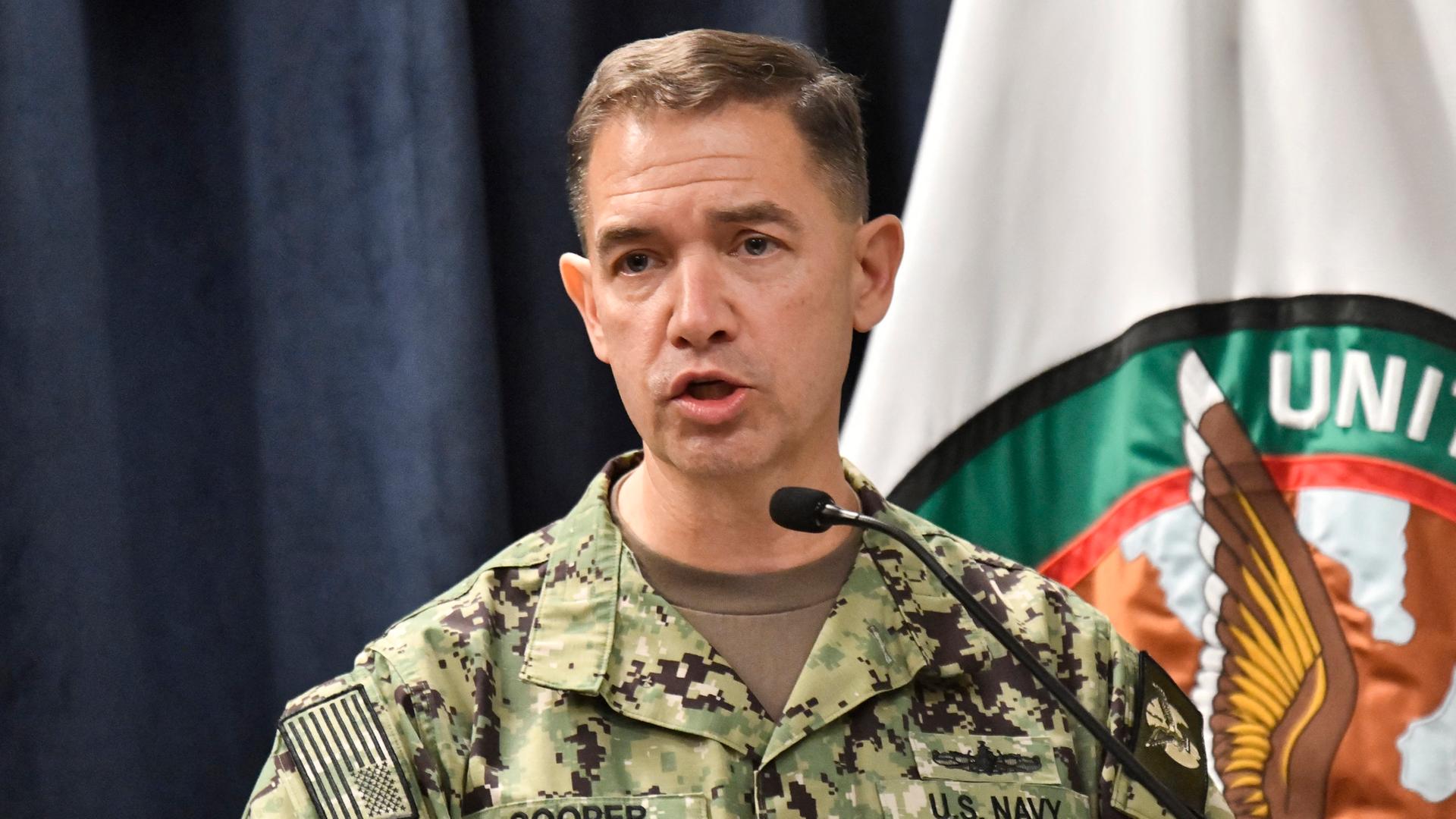 Das Foto zeigt den Befehlshaber des US-Militärkommandos Centcom, Admiral Brad Cooper, an einem Rednerpult. Das Foto zeigt den Befehlshaber des US-Militärkommandos Centcom, Admiral Brad Cooper, an einem Rednerpult.
