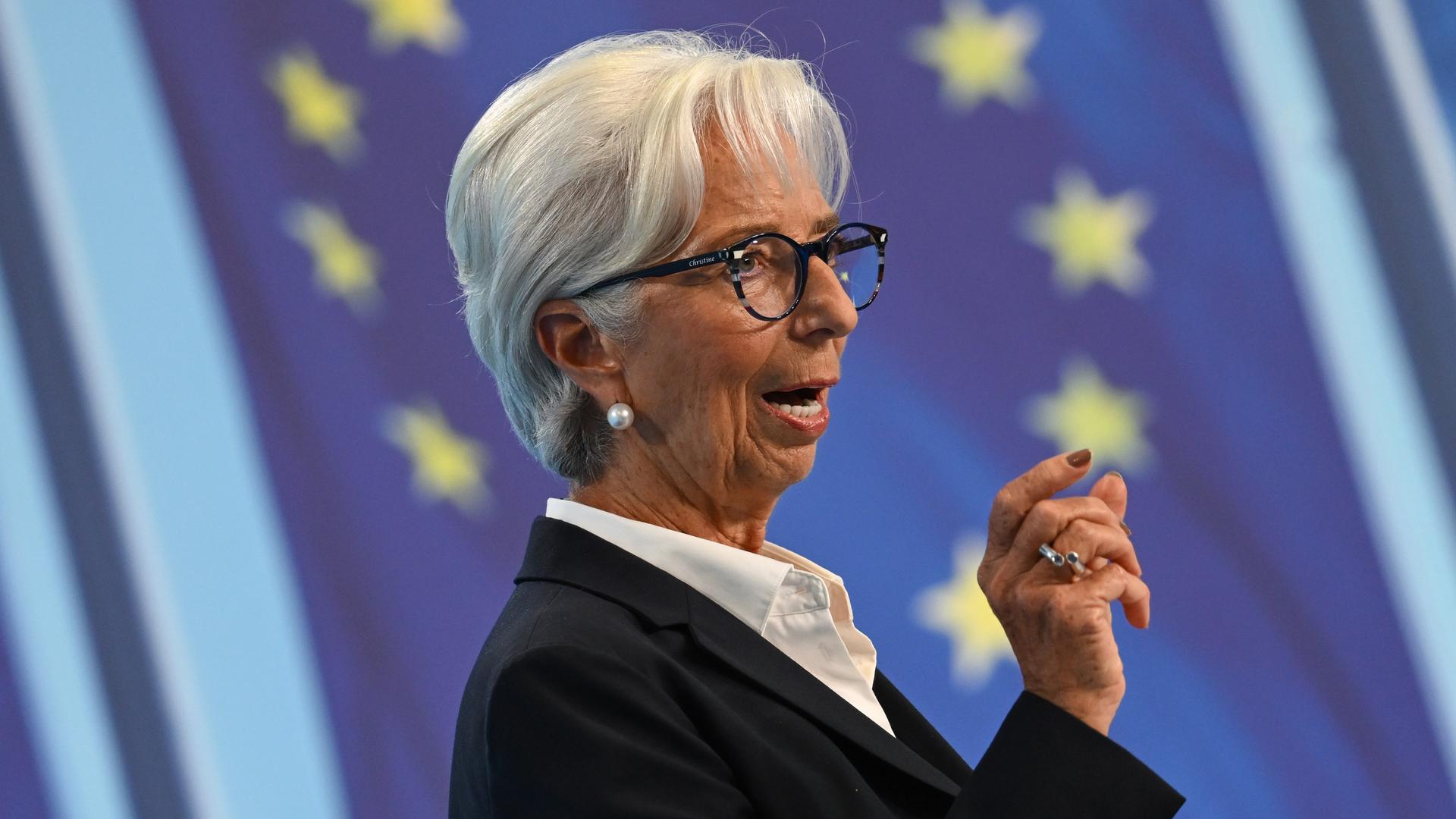 Christine Lagarde, Präsidentin der Europäischen Zentralbank (EZB) vor einer Europaflagge.