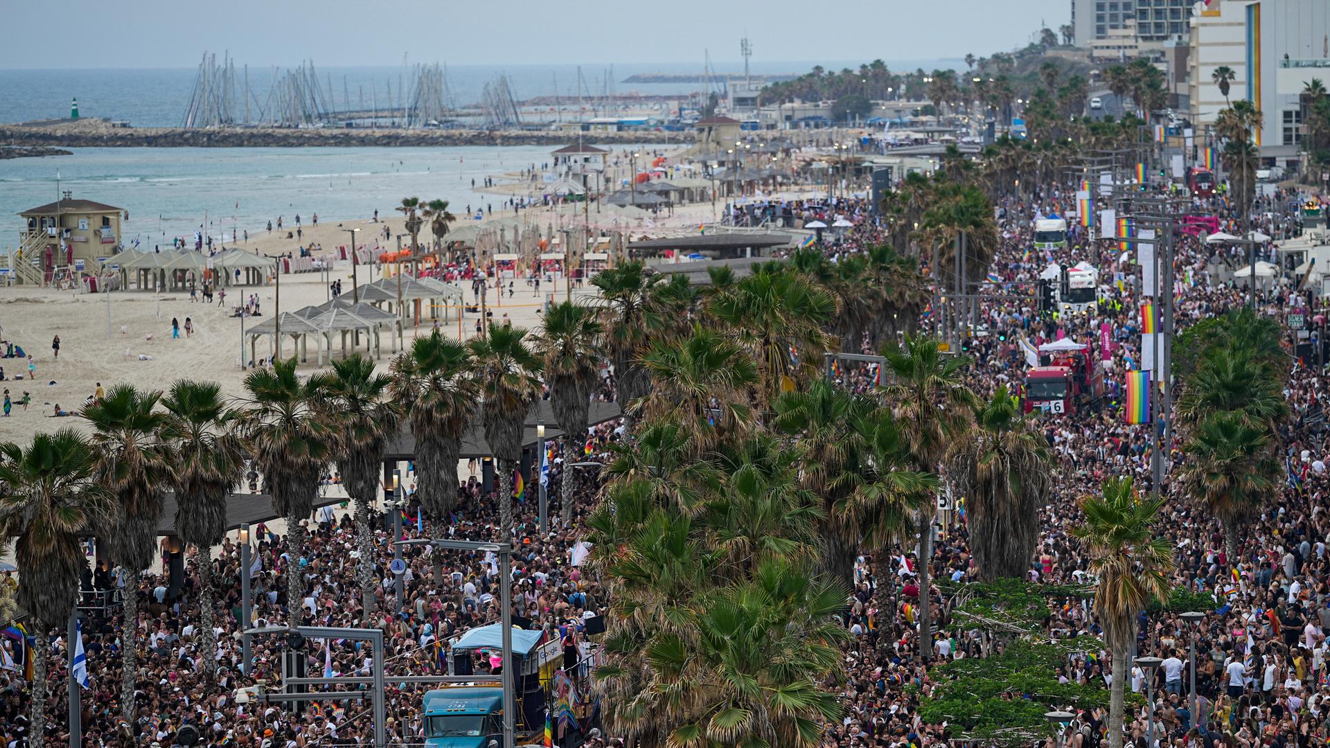 Unzählige Menschen an der Strandpromenade von Tel Aviv Unzählige Menschen an der Strandpromenade von Tel Aviv