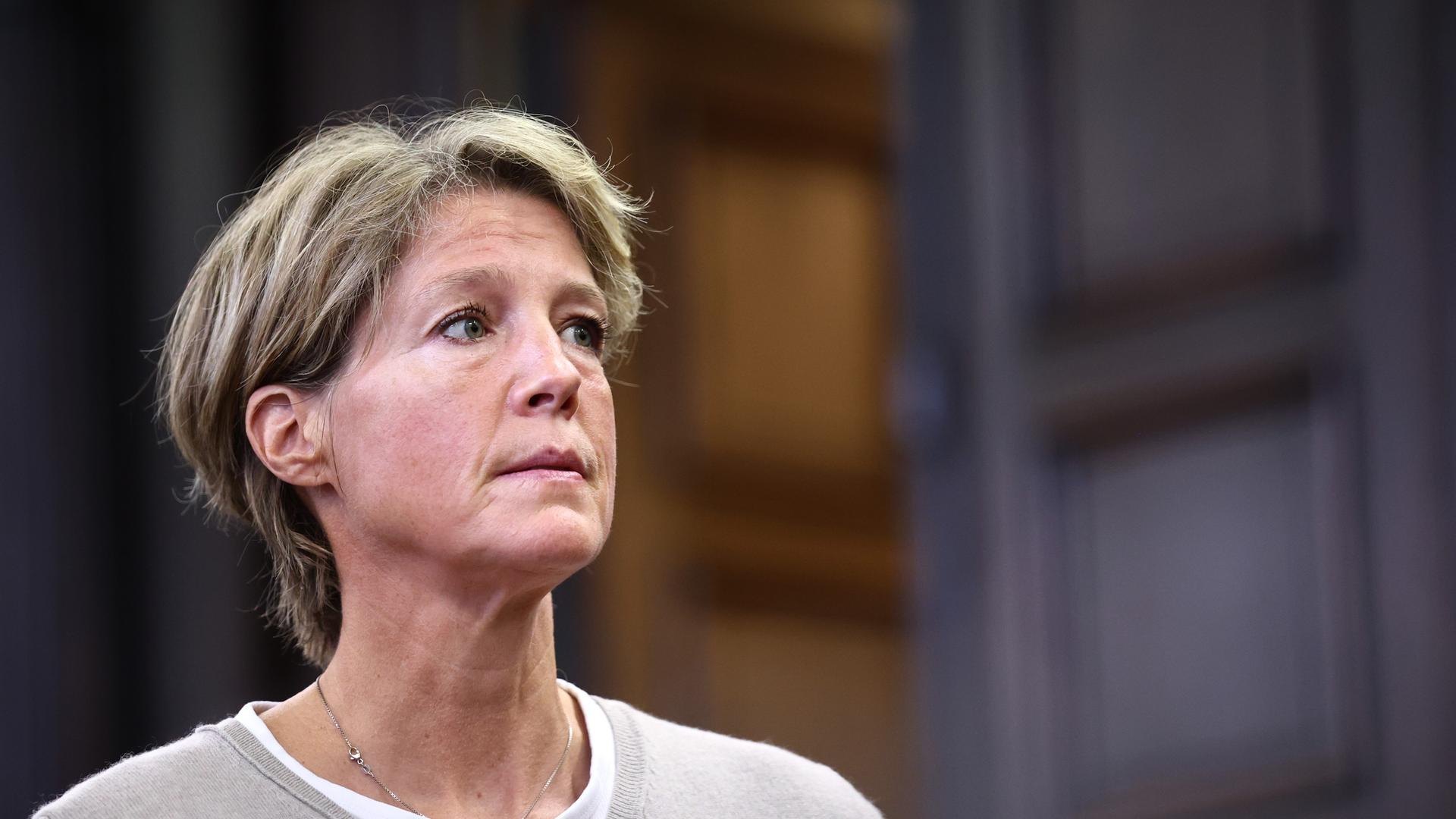 Christina Block, deutsche Gastronomin und Unternehmerin, steht im Gerichtssaal im Prozess wegen mutmaßlicher Kindesentführung im Landgericht Hamburg.