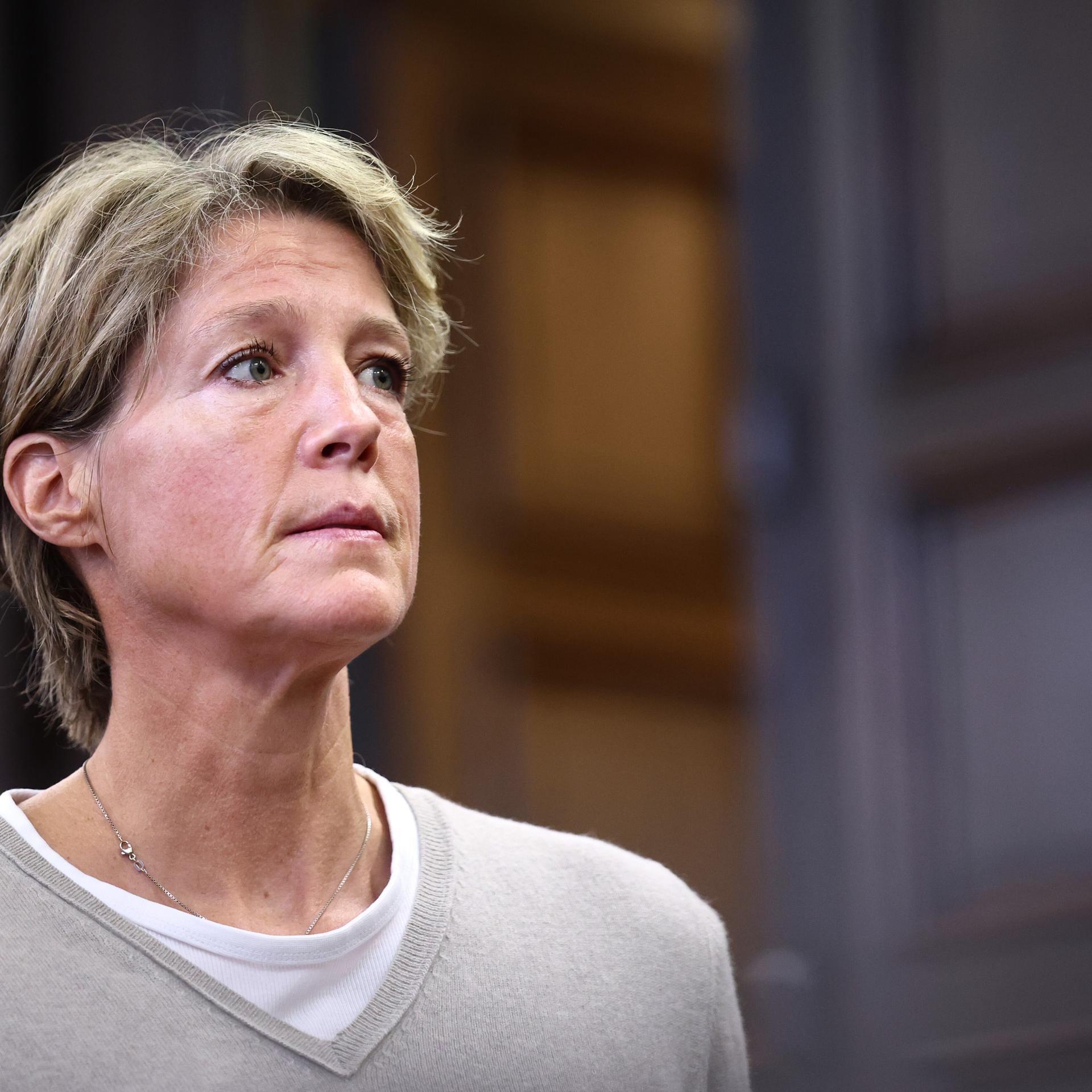 Christina Block, deutsche Gastronomin und Unternehmerin, steht im Gerichtssaal im Prozess wegen mutmaßlicher Kindesentführung im Landgericht Hamburg.