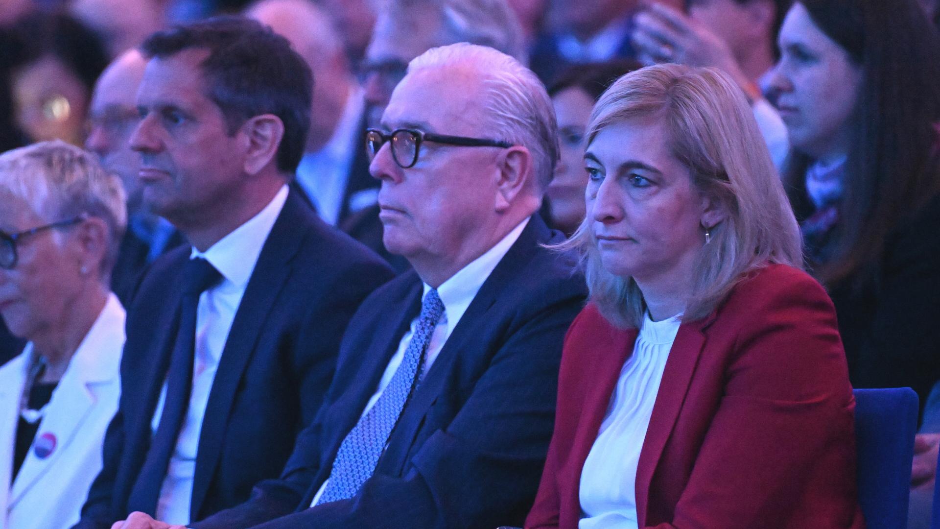Olaf Lies (l-r, SPD), Ministerpräsident Niedersachsen, Klaus Reinhardt, Präsident der Bundesärztekammer, Bundesgesundheitsministerin Nina Warken (CDU) sitzen zu Beginn des 130. Deutschen Ärztetages im Hannover Congress Centrum HCC. Olaf Lies (l-r, SPD), Ministerpräsident Niedersachsen, Klaus Reinhardt, Präsident der Bundesärztekammer, Bundesgesundheitsministerin Nina Warken (CDU) sitzen zu Beginn des 130. Deutschen Ärztetages im Hannover Congress Centrum HCC.