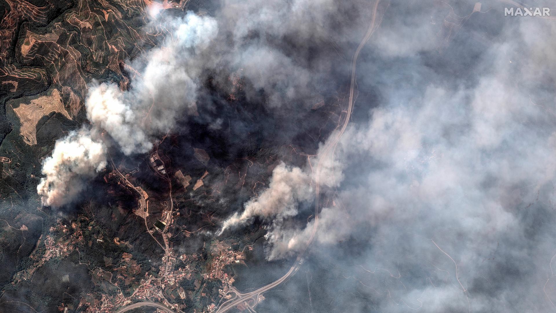 Blick aus der Luft auf ein Gebiet, in dem mehrere Brandherde lodern. Blick aus der Luft auf ein Gebiet, in dem mehrere Brandherde lodern.
