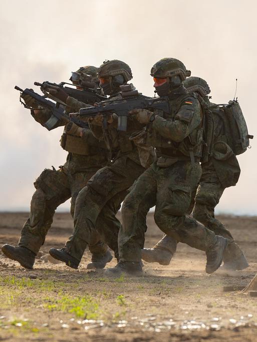 Soldaten der Bundeswehr führen eine Gefechtsübung vor: eine etwa 5.000 Frauen und Männer starke niedersächsische Heeresbrigade