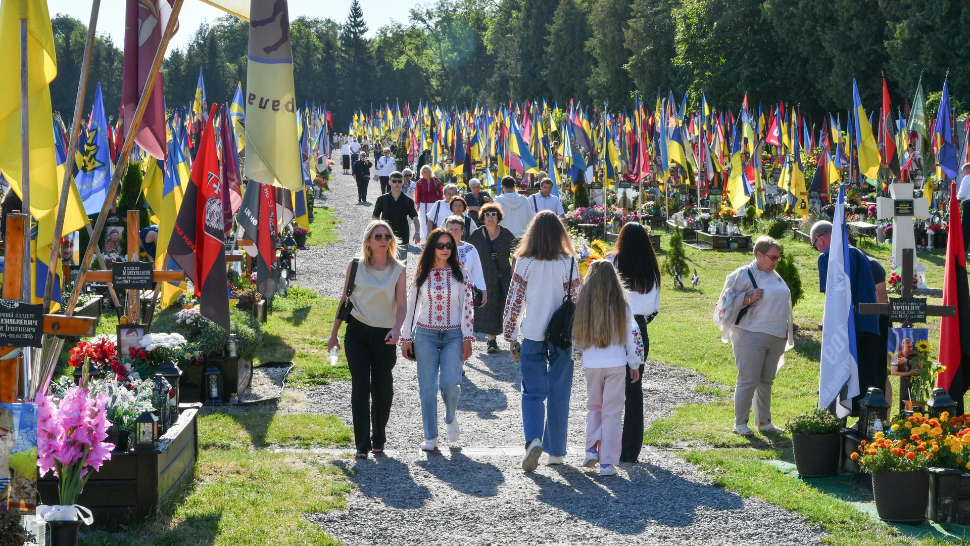 Zivilisten, Militärangehörige und Angehörige gefallener Soldaten nehmen am 24. August 2026 auf dem Lychakiv-Friedhof in Lemberg an einer Gedenkfeier zu Ehren der im russisch-ukrainischen Krieg Gefallenen der Ukraine teil.  