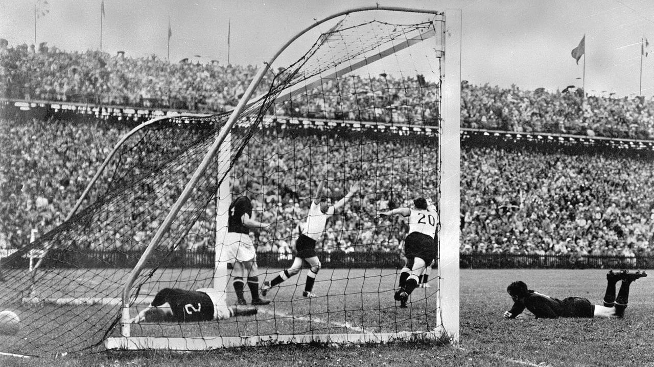 Helmut Rahn schießt im WM-Finale 1954 gegen Ungarn in Berlin das 3:2 für Deutschland.