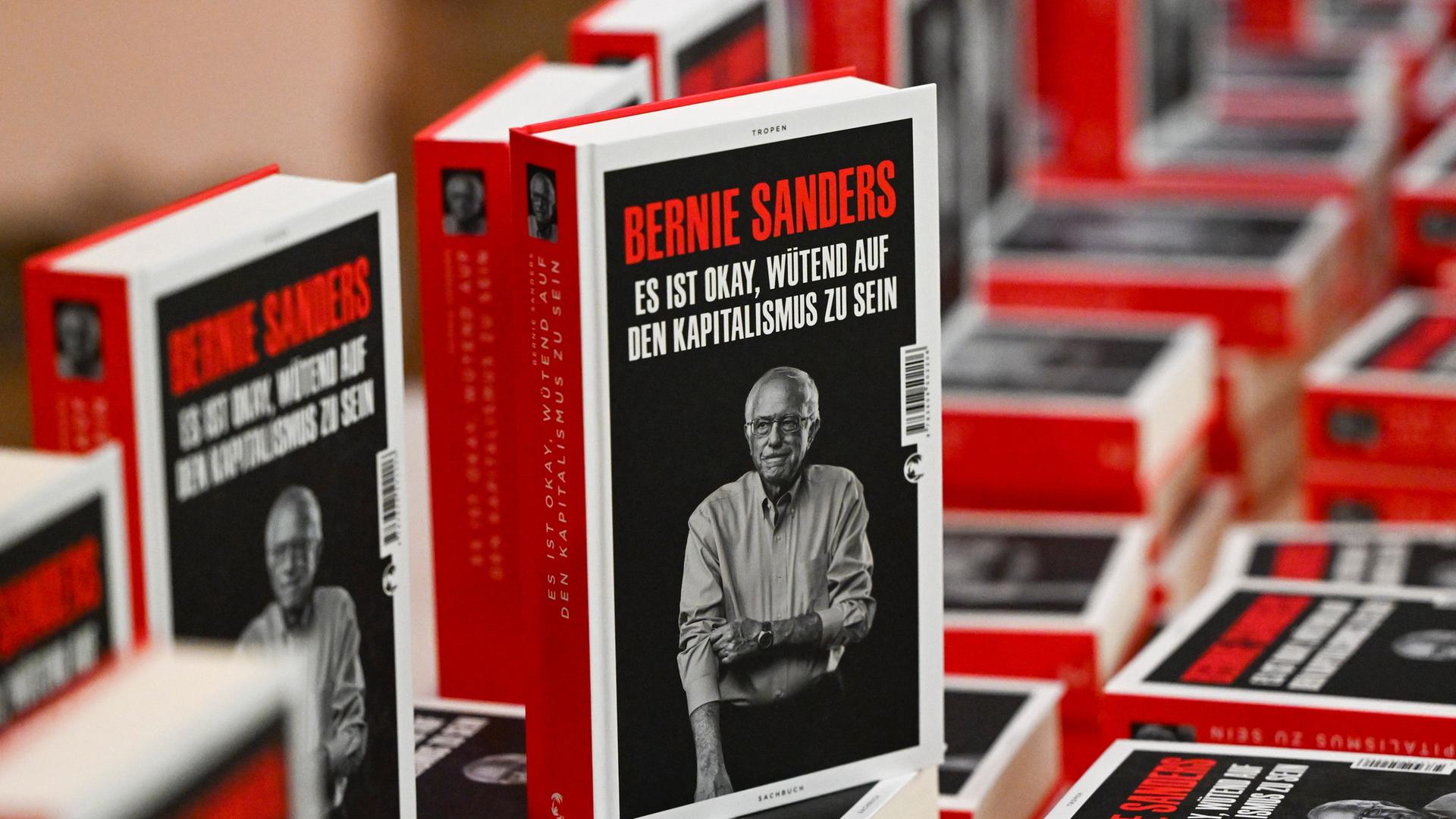 Bücher mit dem Titel "Es ist okay, wütend auf den Kapitalismus zu sein" des US-amerikanischen Politikers Bernie Sanders bei der Vorstellung im Haus der Kulturen der Welt in Berlin.